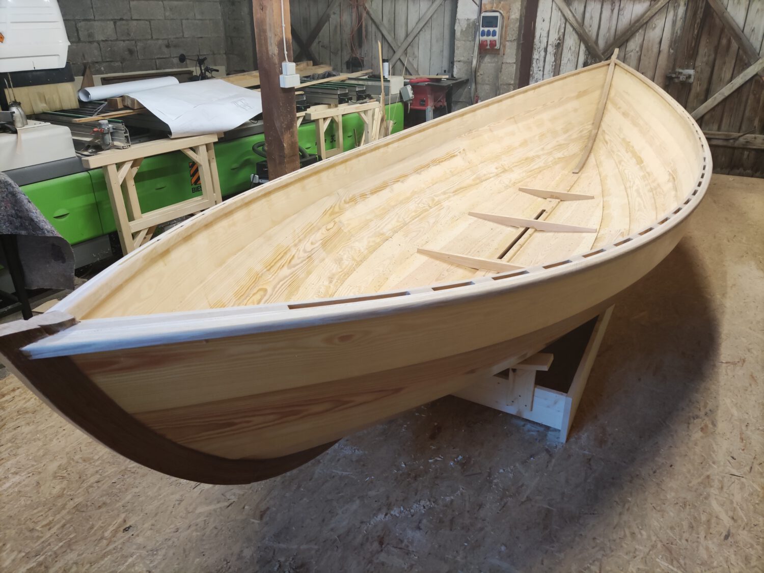 Segelboot Freya in der Werkstatt, Bausatz aus CNC-gefrästen Planken und Spanten, ideal für Selbstbauer mit nordischem Design.